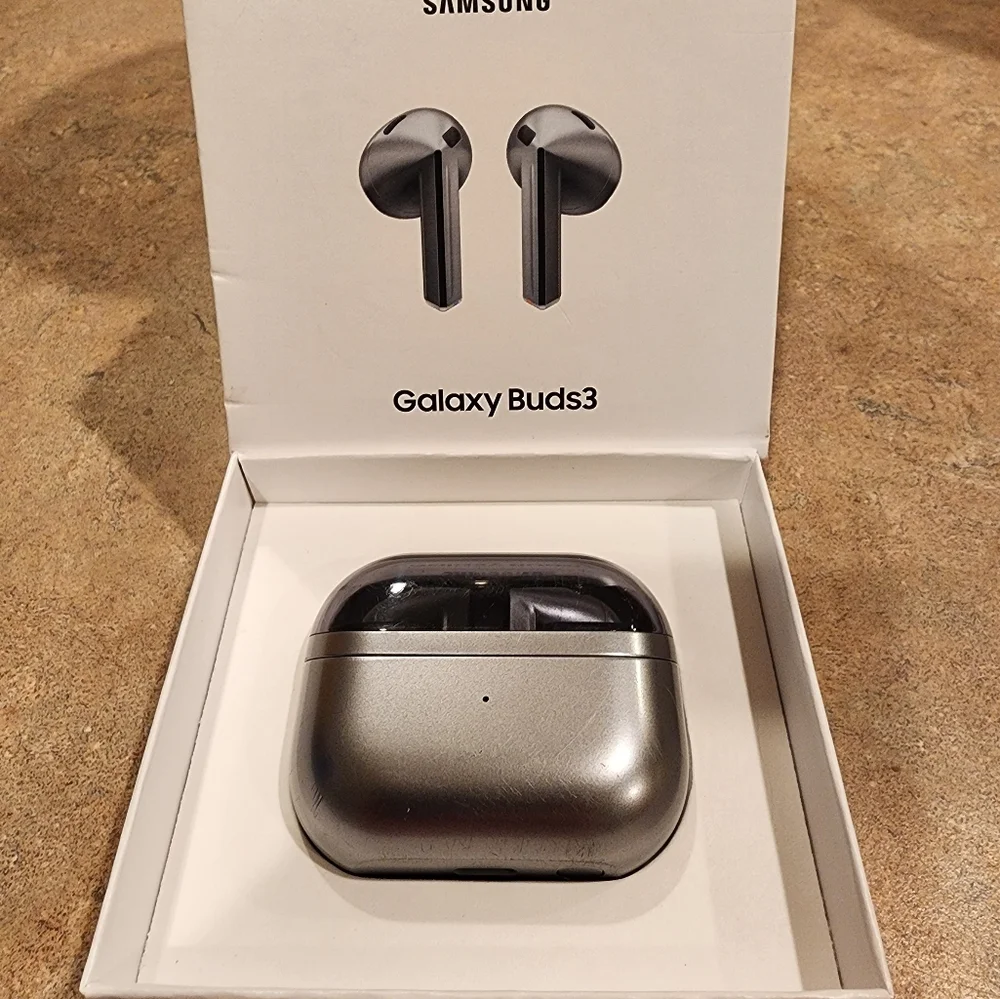 Samsung Galaxy Buds3 in Metallic Gray with Charging Cable